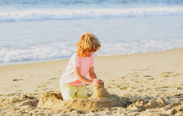 Мальчик Играет Пляже Летних Каникулах Дети Строят Песчаный Замок Море — стоковое фото