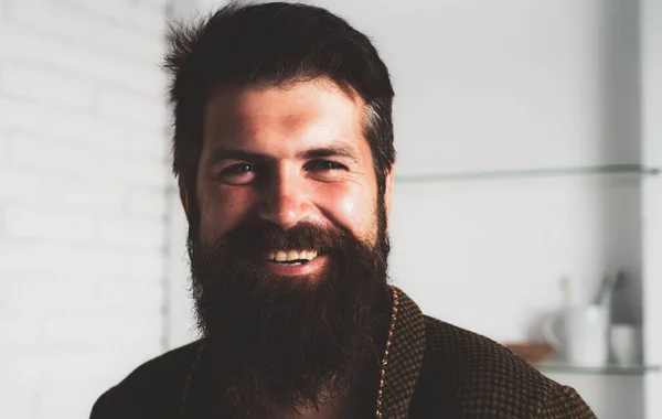 Чоловік Бородою Хлопець Усміхненим Обличчям Вдома Або Купальником Щасливого Ранку — стокове фото