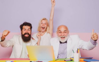 İş ekibi zaferi kollarını kaldırarak kutluyor. Sunum sırasında heyecanlı bir iş adamı grubu