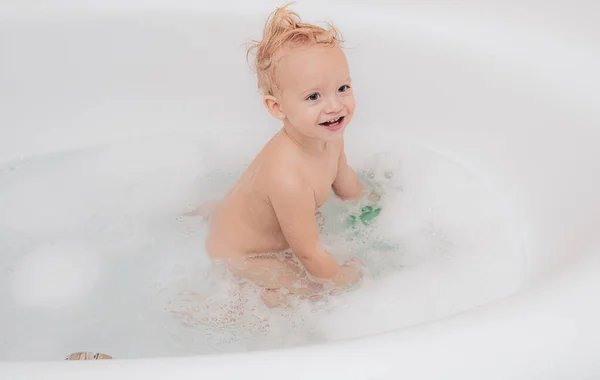 Lustige Fröhliche Säuberungskörper Der Badewanne Kleiner Junge Badewanne Mit Flauschiger — Stockfoto