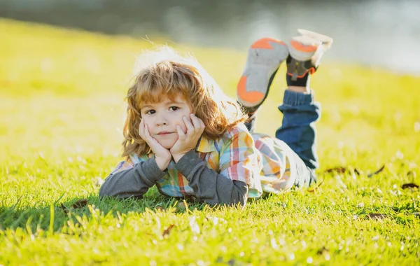 Niño Parque Aire Libre Chico Primavera Acostado Hierba Caminata Verano —  Fotos de Stock