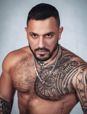 Seksi dövmeli adam. Erkek modası. Atletik vücudu olan kaslı maço bir adam. Kendine güven karizması. Spor sağlık sigortası. Vahşi sporcu gövdesi. Steroitler. Spor başarısı. Sağlıklı yaşam tarzında başarı.