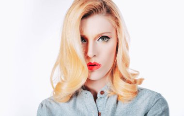 Çekici bir kadın. Güzel bir kızın portresi. Vay canına. Retro kadın. Parlak makyajlı zarif bir kadın model. Vogue tarzı. Güzellik eğilimleri