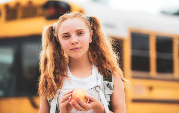 Schulmädchen Vor Dem Schulbus Mit Apfel — Stockfoto