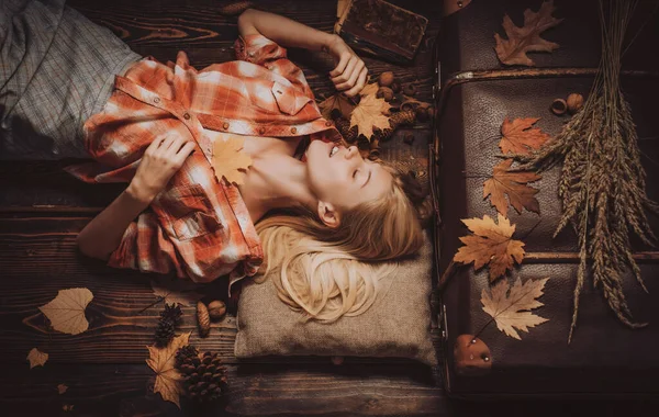 아가씨가 준비를 아름다운 관능적 금발에 나뭇잎을 가지고 재밌게 아름다운 관능적 — 스톡 사진