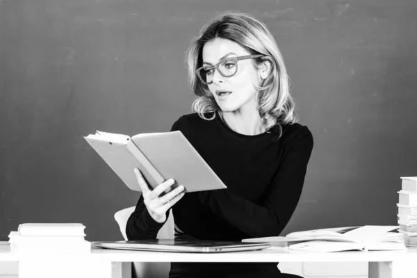Σύγχρονη Ελκυστική Δασκάλα Πορτρέτο Της Έξυπνης Νεαρής Γυναίκας Γυαλιά Βιβλίο — Φωτογραφία Αρχείου