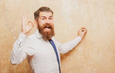 Mutlu gülümseyen iş adamı duvara resim çizer. İşadamı keçeli kalemle yazıyor. Yaratıcı insan çizimi, şablon