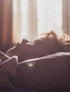 Yatakta uyuyan çocuğun portresi. Sessiz bir uyku. Rahat çocuklar sabahları uykulu olurlar. Yüzünü kapat.