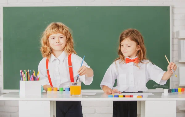 Alunos Engraçados Desenha Sala Aula Fundo Quadro Negro Escola Amigos — Fotografia de Stock