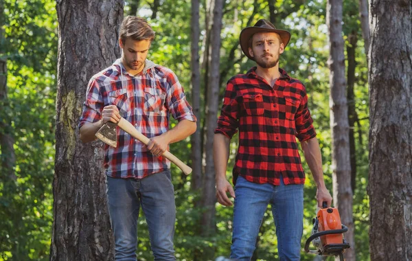 Twee Houthakkers Met Kettingzaag Bijl Mannelijke Houthakker Het Bos Houtsnijder — Stockfoto