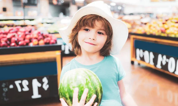 Dítě Supermarketu Drží Meloun Kupuje Ovoce Džus Dětské Nákupy Chlapec — Stock fotografie
