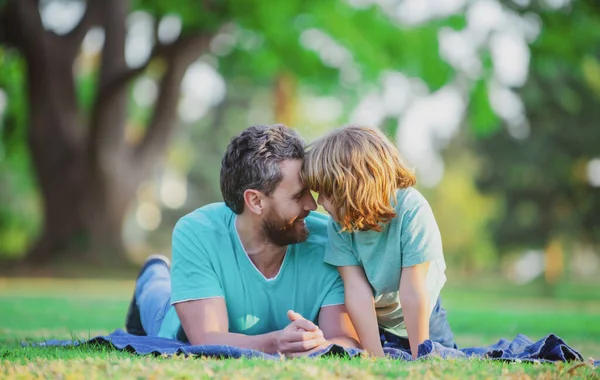 Babalar Günü. Mutlu aile çocuğu yaz tatilinde babasına sarılıyor.