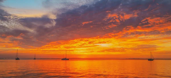 Goldener Sonnenaufgang Über Dem Meer Naturlandschaft Schöne Orange Und Gelbe — Stockfoto
