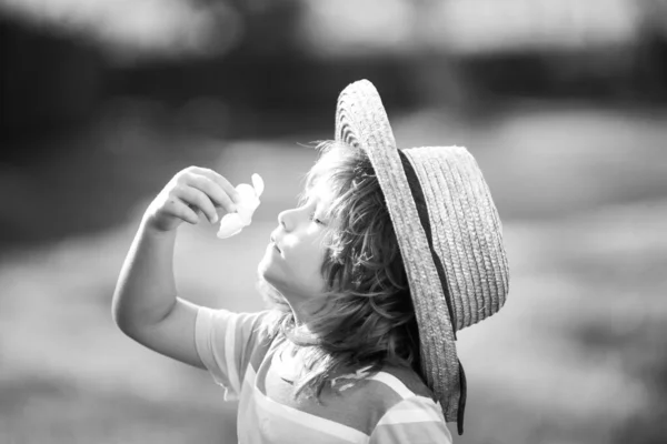 Primer Plano Retrato Niño Lindo Sombrero Paja Que Huele Flor — Foto de Stock