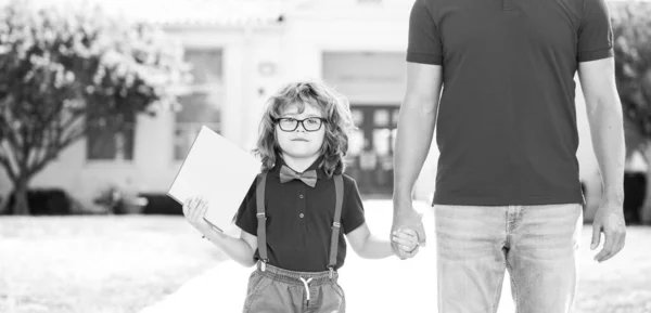 Szülők Általános Iskola Tanulói Kéz Kézben Járnak Tanár Pólóban Aranyos — Stock Fotó