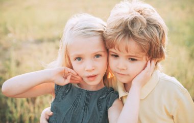 Çocuk bakımı. Kırsal kesimde yaz. Aşk. Macera ve tatil çocuk kavramı. Sevimli küçük çocuklar kırsal da eğleniyor. Tatlı bir çocukluk. Çocukluk kavramı