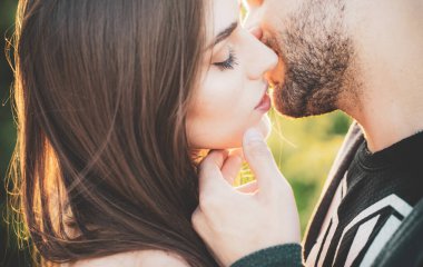 Romantik, güzel sevgililer öpüşüyor. Aşıklar romantik anlar yaşarlar