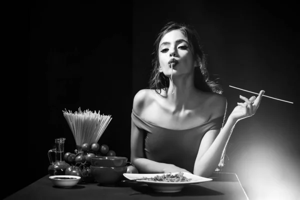 Femme Italienne Mange Des Pâtes Spaghetti Une Femme Préparé Des — Photo