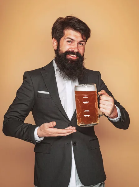 Бородатий Чоловік Пиво Пивного Горнятка Щасливий Усміхнений Чоловік Пивом — стокове фото