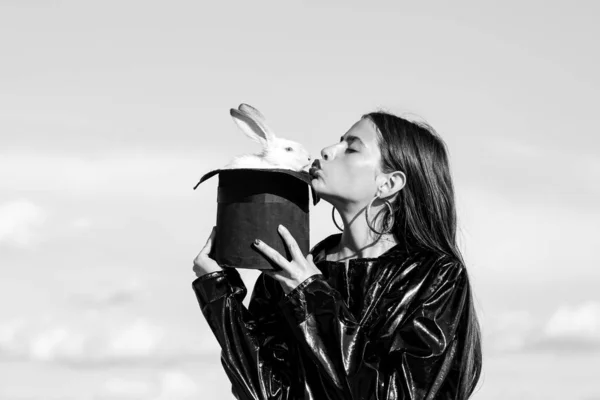 Easter Kiss Woman Magician Funny Rabbit Stylish Clothing Alice Wonderland — Stock Photo, Image