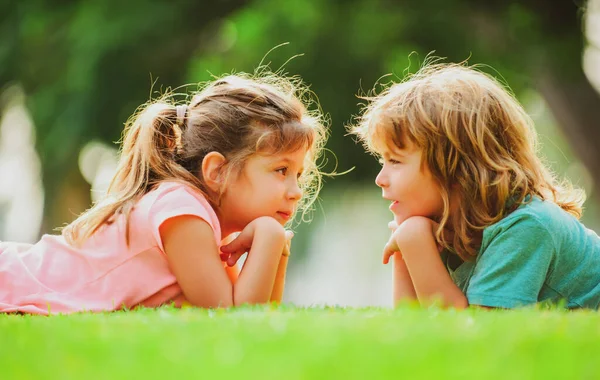 Verliefde Gelukkige Kinderen Kinderrelaties Paar Kinderen Buiten — Stockfoto