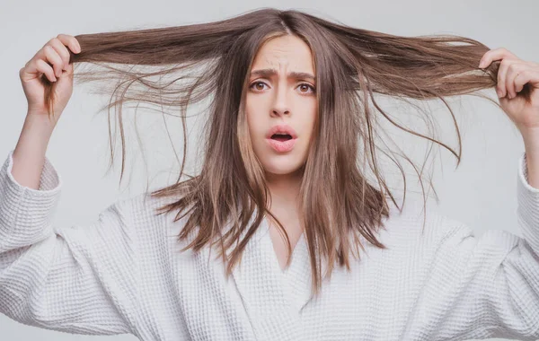 Włosy Problem Wypadania Włosów Kobieta Pokazać Włosy Splątane Zniszczone Włosy — Zdjęcie stockowe