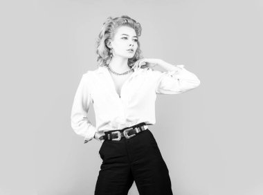 Moda elbisesi giymiş güzel bir kızın portresi. Şık bir genç kadın.