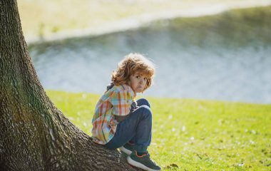 Çocuk istismarı kavramı. Yalnız bunalımlı çocuk. Yalnızlık çocuğu. İnsan depresyonu, sorunlar. Çocuk duyguları. Negatif sinir krizi