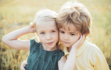 Mutlu şirin çocuğun yaz portresi. Mutlu Çocuk yaz sahasında. Güzel çocuklar. İlk aşkım. Mutlu çocukluk oynayan çocuk. Çocuk arkadaşlığı ve nezaketi kavramı. Tatlı melek çocuklar.