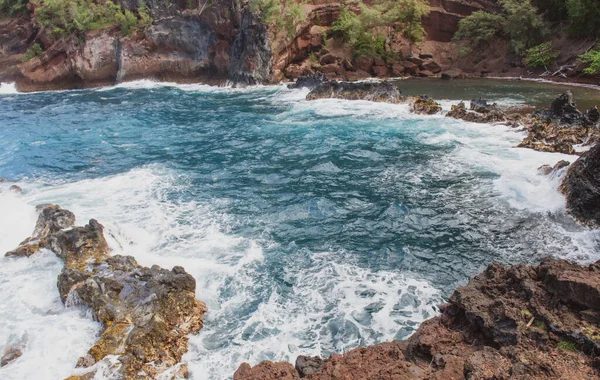 Utsikt Över Havsstranden Med Vågor Och Stenig Kust — Stockfoto