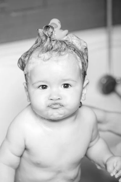 Niño Bañándose Baño Bebé Divertido Duchándose Retrato Niño Divertido Bañándose —  Fotos de Stock