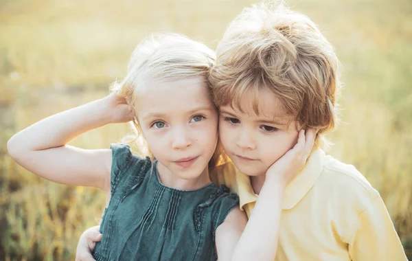 Mutlu şirin çocuğun yaz portresi. Mutlu Çocuk yaz sahasında. Güzel çocuklar. İlk aşkım. Mutlu çocukluk oynayan çocuk. Çocuk arkadaşlığı ve nezaketi kavramı. Tatlı melek çocuklar.