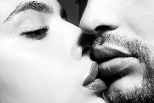 Casal Apaixonado Sensual Beijar Lábios Fechar Boca Casal Beijo — Fotografia de Stock