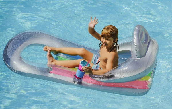 Boas Férias Verão Criança Piscina Rapaz Nadar Piscina Criança Engraçada — Fotografia de Stock