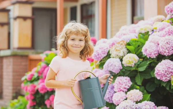 Χαριτωμένο Παιδί Ποτίζει Φυτά Στον Κήπο Την Ηλιόλουστη Μέρα Του — Φωτογραφία Αρχείου