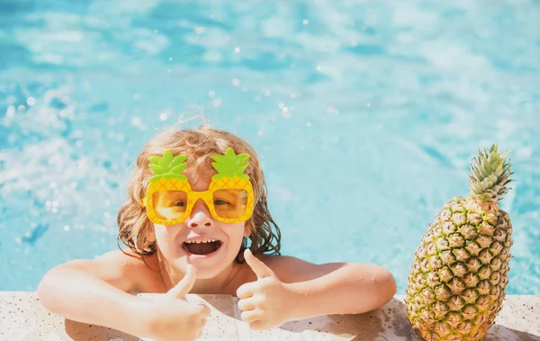 Yaz Tatili Eğlencesi Yüzme Havuzunda Tatlı Bir Çocuk Yaz Ananas — Stok fotoğraf