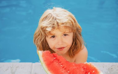 Karpuzlu komik çocuk. Çocuk yüzme havuzunda eğleniyor. Yaz tatili ve sağlıklı yemek.