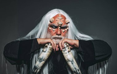 Siyah arka plan üzerine Druid. Korku ve fantezi konsepti. Gizemli savaşçı yüzünde dikenler olması büyülendi. Şeytan korku konsepti. Boynuzlu Şeytan evinde - Antik tarzı