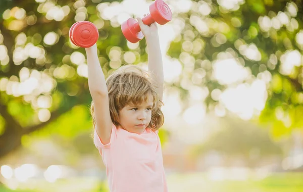 Parkta Egzersiz Yapan Çocuk Çocuklar Sağlıklı Bir Yaşam Tarzı Güçlü — Stok fotoğraf