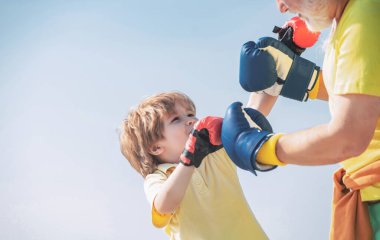 Komik sakallı adam. Dedesi ve çocuğu boks pozisyonu almış. Dövüşçü. Yakışıklı yaşlı adam boks tekmeleri yapıyor.