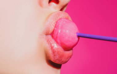 Lolipop yalayan bir kadın, sanat afişi, lolipoplu kırmızı dudaklar. Lolli pop ile seksi kırmızı kadın ağzı ve dili. Tasarım için resim baskısı