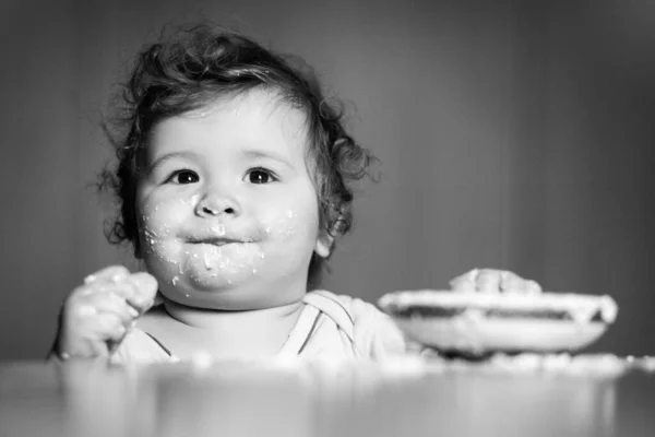 汚れた食べ物の顔をした面白い赤ちゃんを笑っています 幸せな子供スプーンは自分自身を食べる — ストック写真