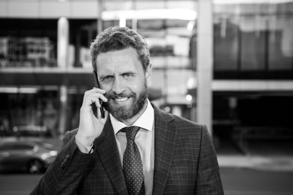 Бизнесмен Разговаривает Телефону Портрет Веселого Офисного Работника Разговаривающего Мобильному Телефону — стоковое фото