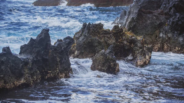 스프레이와 거품으로 바위가 해안에서 파도가 부서지다 — 스톡 사진