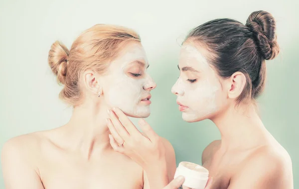 フェイスマスクを持つ健康的な2人の美しい女性はお互いを世話します 健康と美容の動機 スパの手順の概念 若い完璧な滑らかな肌のための自然な有機化粧品 — ストック写真
