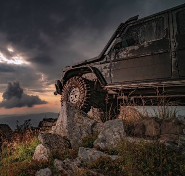 Emicili araba frenleri. Araba lastiği. Dağ yolunda off-road yolculuğu. Off-road yarışında çamur ve su sıçraması. Tekerlekleri ve toza dönüşen off-road 'u hareket ettir.