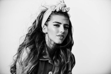 Bahar doğal makyaj. Moda, dışarıda güzel bir kadın. Güzellik ve özen. Güneşli portre