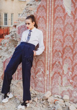 Sıradan bir takım elbise. Sokak modası. Şık bir kadın. Moda kızı. Kadın model şehir modası