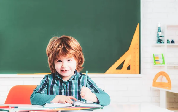 Ritratto Allievo Della Scuola Elementare Che Studia Chiuso Lettere Numeri — Foto Stock