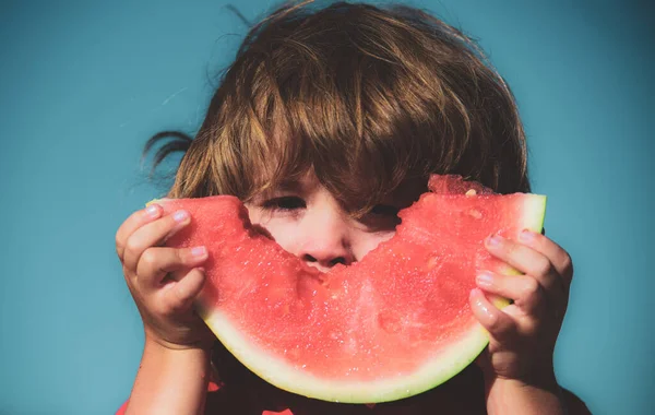 Fechar Criança Engraçada Comendo Melancia Doce — Fotografia de Stock